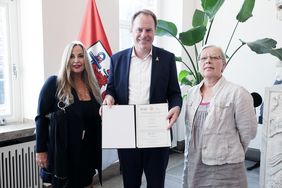 OB Dr. Keller mit der "Europäischen Charta für die Gleichstellung von Frauen und Männern auf lokaler Ebene", Gleichstellungssbeauftragte Elisabeth Wilfart (l.) und die scheidende Vorsitzende des Gleichstellungsausschusses Angela Hebeler, Foto: Young.