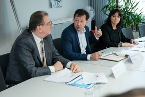 Jugendamtsleiter Johannes Horn, Stadtdirektor Burkhard Hintzsche und die stellvertretende Jugendamtleiterin Dagmar Niederlein (v.l.) bei einer Pressekonferenz © Landeshauptstadt Düsseldorf, Michael Gstettenbauer