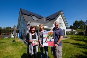 Startschuss für die Ausbauinitiative Photovoltaik der Landeshauptstadt: Umweltdezernentin Helga Stulgies mit den Hauseigentümern Susanne und Blaine Bevis (v.l.). Foto: Uwe Schaffmeister