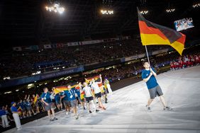 An der Universiade nehmen mehr als 10.000 Teilnehmende aus über 170 Ländern teil. Hier ein Bild von der Eröffnungsfeier 2019 in Neapel mit dem Einmarsch der deutschen Mannschaft; Foto: Arndt Falter