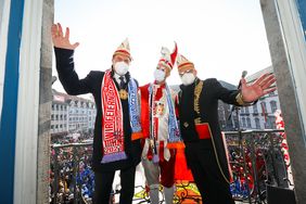 Oberbürgermeister Dr. Stephan Keller, Hoppeditz Tom Bauer und CC-Präsident Michael Laumen (v.l.) auf dem Rathaus-Balkon