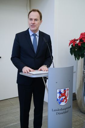 Oberbürgermeister Dr. Stephan Keller am Freitag, 22. Dezember, beim Empfang der Küchenkräfte im Rathaus. Foto: Michael Gstettenbauer