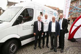 Oberbürgermeister Thomas Geisel, Bürgermeister Günter Karen-Jungen, Gregor Berghausen (IHK Düsseldorf) und Giuseppe Saitta (Dehoga Nordrhein). Foto: David Young