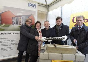 Legten den Grundstein: IPM-Geschäftsführer Dr. Heinrich Labbert, Schulleiterin Angelika Kayser, Oberbürgermeister Thomas Geisel, Stadtdirektor Burkhard Hintzsche und Bernward Schmitz, Oevermann GmbH