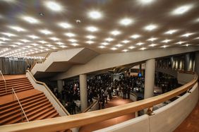 Festakt 50 Jahre Düsseldorfer Schauspielhaus: Blick in das Foyer, Foto: Melanie Zanin.