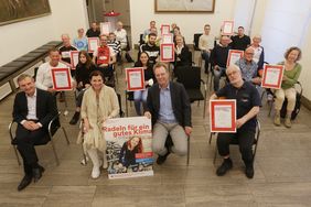 Oberbürgermeister Thomas Geisel hat zusammen mit Umweltdezernentin Helga Stulgies und Umweltamtsleiter Thomas Loosen (vorne, v. l.) die zwölf Gewinnerteams des Stadtradelns 2020 mit Siegerurkunden ausgezeichnet. Foto: David Young