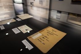 Zahlreiche Leihgaben aus Museen, Archiven und Bibliotheken bieten den Besuchenden Einblicke in das Leben und Wirken Max Sterns. In diesem Kontext wird erstmals die Gestapo-Akte Max Sterns aus dem Landesarchiv NRW im Original präsentiert