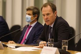 Szene aus der Pressekonferenz: Oberbürgermeister Dr. Stephan Keller (vorne) und Beigeordneter Christian Zaum erläutern Einzelheiten zur personellen Aufstockung des OSD. Foto: David Young