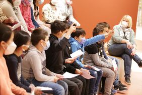 Die Schülerinnen und Schüler einer vierten Klasse der KGS Höhenstraße wurden am Montag, 25. Oktober, von der Zentralbibliothek in die neue Kinderbibliothek ins KAP1 zur Kinder-Pressekonferenz eingeladen; Foto: Ingo Lammert