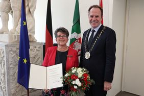 Brigitte Schneider ist das Bundesverdienstkreuz verliehen worden. Oberbürgermeister Dr. Stephan Keller hat die Auszeichnung im Düsseldorfer Rathaus überreicht, Foto: Landeshauptstadt Düsseldorf/David Young
