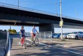 Ab sofort kann die neue Rampe am Joseph-Beuys-Ufer für Radfahrer und Fußgänger genutzt werden. Birgit Muéll und Florian Fuchs vom Amt für Verkehrsmanagement nutzten die Gelegenheit. Foto: Uwe Schaffmeister