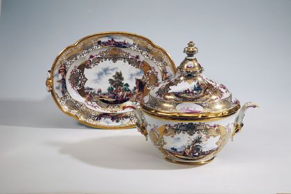 Prunkterrine mit Kauffahrtei- und Jagdszenen in Goldkartuschen, Meissen, um 1740, Geschenk Irmel und Udo van Meeteren.
