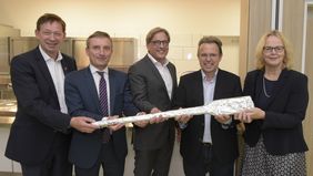 v.l.: Stadtdirektor Burkhard Hintzsche, Oberbürgermeister Thomas Geisel und IPM Geschäftsführer Dr. Heinrich Labbert eröffneten mit Christian Isenberg, Theodor-Andresen-Schule und Susanne Lamche, Franz-Marc-Schule, die neue Mensa. Foto: Wilfried Meyer