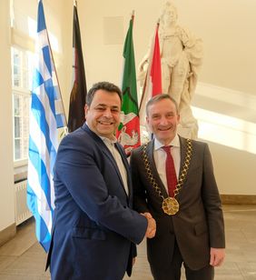 Oberbürgermeister Thomas Geisel (rechts) empfing den stellvertretenden griechischen Minister für Schifffahrt und Inselpolitik, Nektarios Santorinios, im Rathaus. Foto: Michael Gstettenbauer