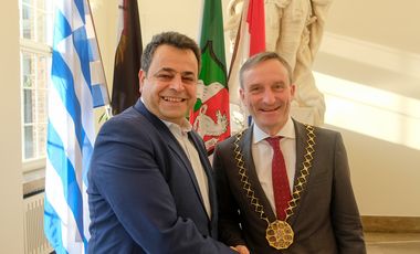 Oberbürgermeister Thomas Geisel (rechts) empfing den stellvertretenden griechischen Minister für Schifffahrt und Inselpolitik, Nektarios Santorinios, im Rathaus. Foto: Michael Gstettenbauer