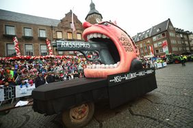 Ein Mottowagen thematisierte den Anschlag in Hanau. Er zeigte einen großen Kopf auf dem die Worte "Aus Worten werden Taten!" geschrieben standen. Aus dem Kopf ragte eine Pistole mit dem Schriftzug "Rassismus" hervor; Foto: Melanie Zanin 
