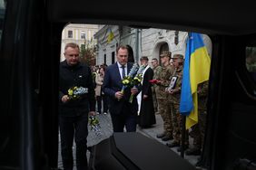 Bei einer Trauerfeier kondolierte OB Dr. Keller den Angehörigen zweier Soldaten und legte Blumen auf den Särgen nieder. Foto: Stadt Lwiw/Roman Baluk