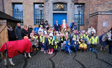 Bürgermeister Josef Hinkel empfing den Nikolaus und Kinder verschiedener Düsseldorfer Schulen und Kindertagesstätten im Rathaus der Landeshauptstadt, Fotos: Gstettenbauer. 
