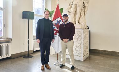 Der arabisch-muslimischer Friedensaktivist Loay Alshareef wurde von Oberbürgermeister Dr. Stephan Keller im Jan-Wellem-Saal empfangen; Foto: Claus Langer