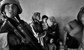Anja Niedringhaus: Amerikanische Marineinfanteristen führen eine Razzia im Haus eines irakischen Abgeordneten im Stadtteil Abu Ghraib durch; Bagdad, Irak, November 2004 Kunstpalast, Düsseldorf, © picture alliance/AP Images67