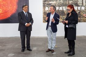 Die Oberbürgermeister Thomas Geisel (M.) und Leoluca Orlando eröffnen den Tag "Düsseldorf si Presenta" im Haus der Kunst im Beisein der Künstlerin Katharina Sieverding. Foto: Noemi La Pera