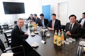 Im Anschluss kam OB Geisel mit den Vertretern aus Shenyang zu einer Gesprächsrunde zusammen. Foto: Michael Gstettenbauer