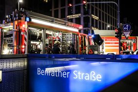 In zwölf Nächten üben Rheinbahn-Mitarbeiter und Feuerwehrleute in diesem Jahr das Vorgehen bei Bränden in einem Tunnel der Düsseldorfer U-Bahn. Rund 40 Einsatzkräfte sind derzeit Nacht für Nacht vor Ort. Foto: Melanie Zanin
