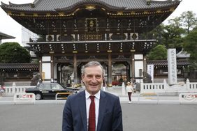 Oberbürgermeister Thomas Geisel vor dem Shinshoji-Tempel in der Präfektur Chiba.  