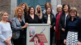 (V. l.) Doreen Strauch, Milena Gentile, Maria Grazia Patronaggio, Meira Kiperman, Elisabeth Wilfart, Rosa Logar,  Marta Zawiska-Florczuk (dahinter), Urszula Nowakowska, Krystyna Boczkowska und Bürgermeisterin Klaudia Zepuntke; Foto: Wilfried Meyer