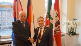 Oberbürgermeister Thomas Geisel begrüßte den kubanischen Botschafter Ramón Ripoll Díaz im Jan-Wellem-Saal des Rathauses. Foto: Landeshauptstadt Düsseldorf