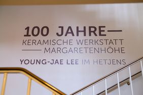 Die Ausstellung bietet auch einen historischen Überblick zur langjährigen Tradition und reichen Geschichte der Keramischen Werkstatt Margaretenhöhe, die bis ins frühe 20. Jahrhundert zurückreicht, Foto: Gstettenbauer