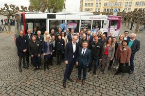 Oberbürgermeister Thomas Geisel und Rheinbahn-Vorstandssprecher Michael Clausecker bei der Präsentation des 2. Rheinbahn-Busses mit den Logos weiterer Unterstützer