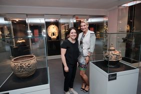 Kuratorin der Ausstellung Janine Ruffing (links) mit Museumsleiterin Dr. Daniela Antonin. Foto: Michael Gstettenbauer