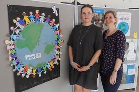 Die beiden Lehrerinnen, die das Projekt betreuen, vor einem Exponat der Ausstellung: Veranika Loose (links) und Cordula Keimer.