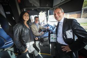 LAuch ein Bus ist auf automatisiertes Fahren umgerüstet. Oberbürgermeister Thomas Geisel, Verkehrsminister Hendrik Wüst und Verkehrsdezernentin Cornelia Zuschke (v.r.) bei der Vorstellung. Foto: Melanie Zanin