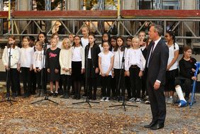 OB Thomas Geisel lobte beim Deckenfest den großen Baufortschritt am Cecilien-Gymnasium. Zuvor hatte der Unterstufenchor des Gymnasiums die Gäste musikalisch begrüßt. Foto: Young