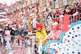 "Düsseldorf - gemeinsam jeck" - die Karnevalisten in der Landeshauptstadt feiern ihren Rosenmontagszug 2019. Foto: Melanie Zanin
