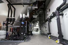 Ein Blick auf die neue Lüftungs- und Klimatechnikanlage, die im Rathaus installiert worden ist; Foto: Lammert