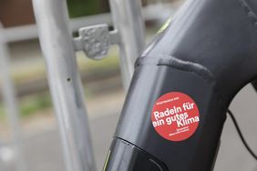 Faltblätter, Plakate und Aufkleber - wie hier im Bild -  lassen sich bei den Stadtradeln-Koordinatoren per E-Mail anfordern. Foto: Ingo Lammert