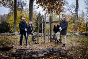 OB Dr. Stephan Keller und der Rheinbahnvorstand um Klaus Klar, Michael Richarz und Susanne Momberg freuen sich über die Spende der 125 Bäume im Wildpark. Foto: Rheinbahn.de