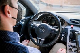 Hände weg vom Lenkrad: Beim automatisierten Fahren in den Testfahrzeugen wurden Details zur Zukunft des Kraftfahrzeugverkehrs demonstriert. Foto: Michael Gstettenbauer