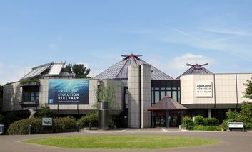 Das Bild zeigt das Gebäude des Aquazoo Löbbecke Museum im Nordpark