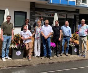 Vertreterinnen und Vertreter von Pro Düsseldorf, der BV8, des Gartenamtes, Unterstützerinnen und Unterstützer und Anwohnerinnen und Anwohner präsentierten vor dem Infopoint von IndividuEller die Blumenoasen 2026; Foto: Gartenamt