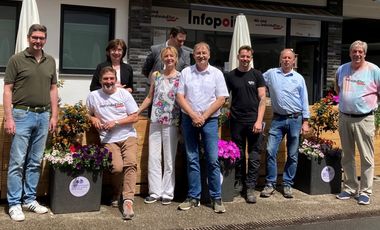 Vertreterinnen und Vertreter von Pro Düsseldorf, der BV8, des Gartenamtes, Unterstützerinnen und Unterstützer und Anwohnerinnen und Anwohner präsentierten vor dem Infopoint von IndividuEller die Blumenoasen 2026; Foto: Gartenamt