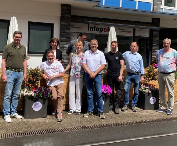 Vertreterinnen und Vertreter von Pro Düsseldorf, der BV8, des Gartenamtes, Unterstützerinnen und Unterstützer und Anwohnerinnen und Anwohner präsentierten vor dem Infopoint von IndividuEller die Blumenoasen 2026; Foto: Gartenamt