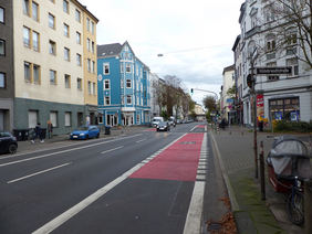 Foto von neu markierten Radfahrstreifen mit Roteinfärbung an einmündender Straße