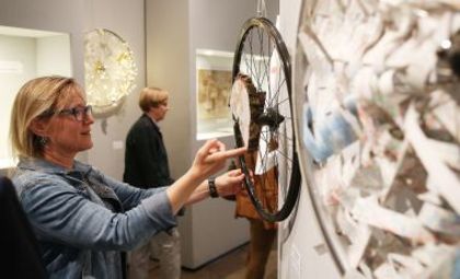 Künstlerin Annette Kapteina mit ihrer Radkunst im Theatermuseum © Stadt Düsseldorf/David Young 