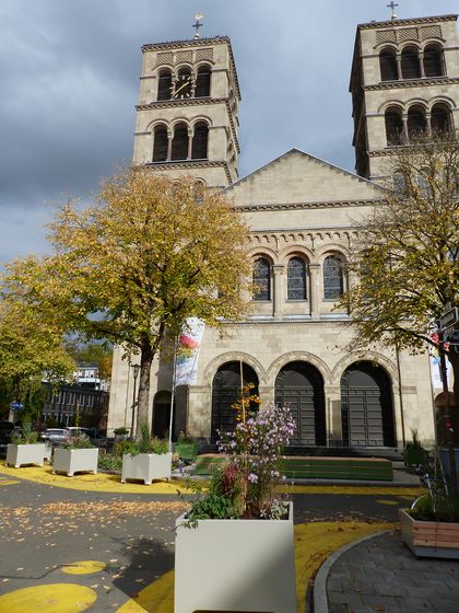 Vor der Pauluskirche sind farbige Fahrbahnmarkierungen sowie Hochbeet zu sehen.