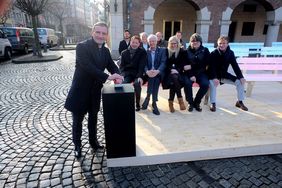 Oberbürgermeister Geisel startete die erste Illumination der Tour-Lichter auf dem Marktplatz. In der 1. Reihe: Stadtdirektor Hintzsche, Bürgermeister Karen-Jungen, Projektleiterin Winkels, Cadman-Geschäftsführer Kömmerling und Lichtkünstler Spiecker