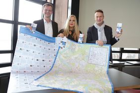 Dr. Benedikt Mauer, Elisabeth Wilfart und Dirk Leggen stellten den Stadtplan "Frauenwege in Düsseldorf - mit historischem Blick" vor